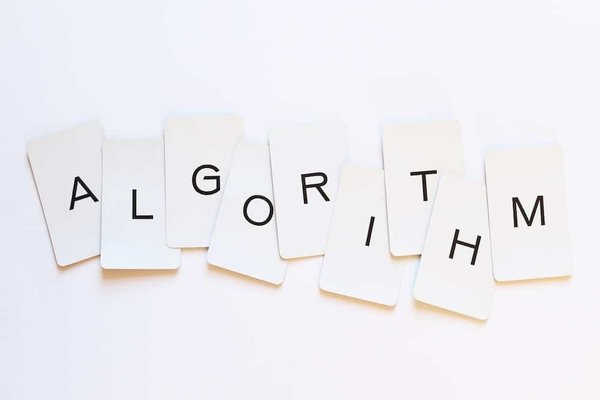 Comment fonctionnent les algorithmes de routage dans les réseaux de distribution de contenu (CDN) ?