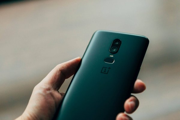 Comment activer le mode économie d'énergie automatiquement la nuit sur un OnePlus 9R ?